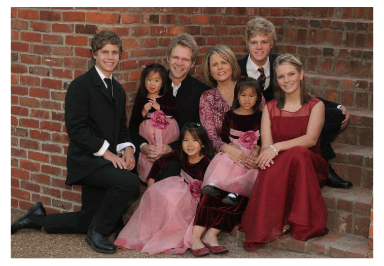 查普曼夫婦與六位兒女。（圖／翻攝自Show Hope官網）